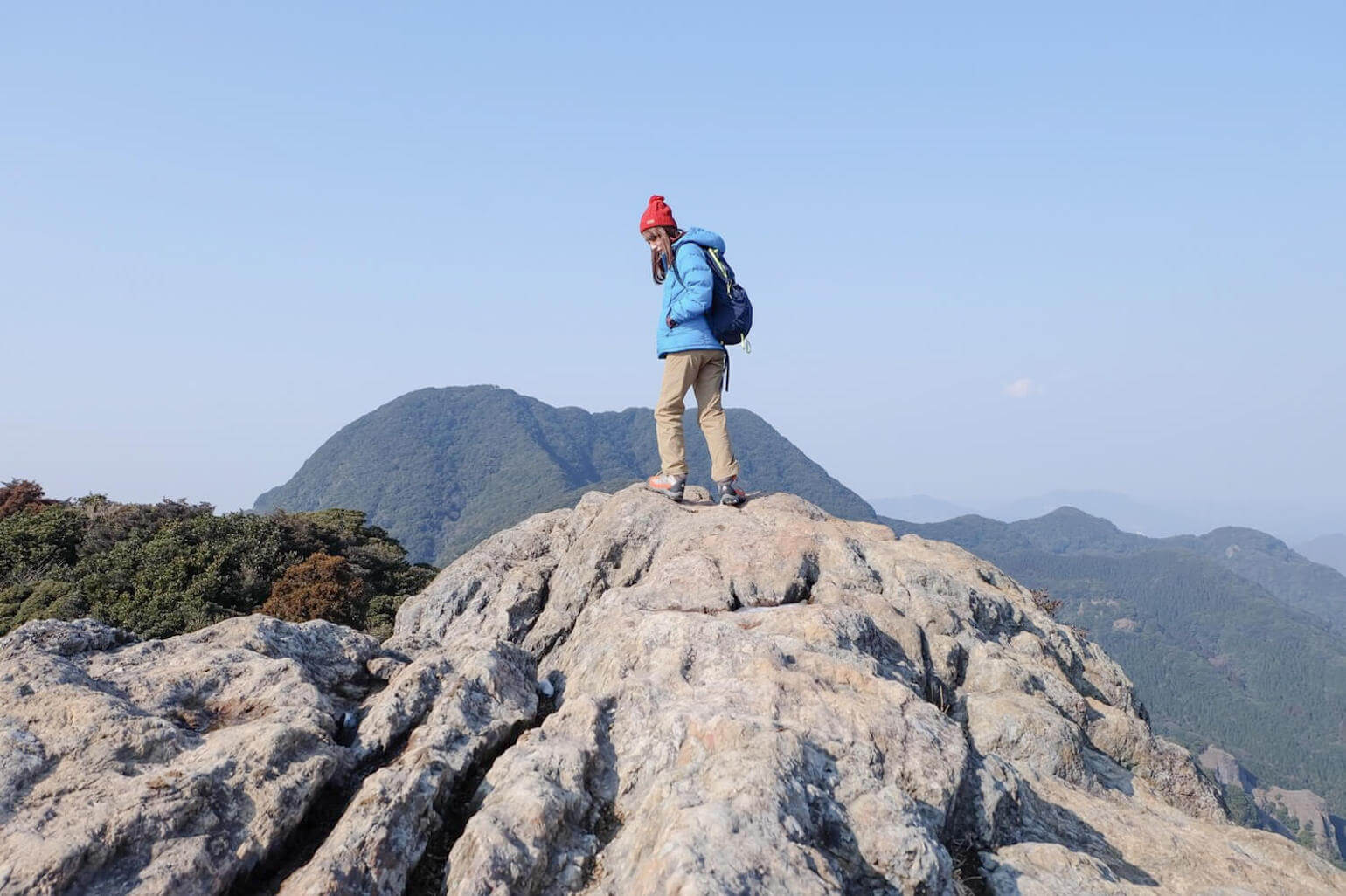 急峻な鎖場と山頂の巨石天童岩 最強低山 黒髪山 の迫力を動画で実感 Yamap Magazine