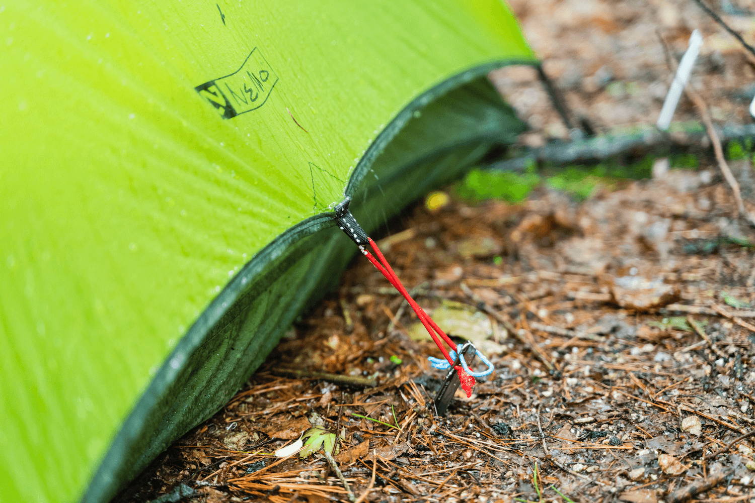 登山テント 岩場 雨の日 張り方のコツ 設営スピードが上がるカスタム術 Yamap Magazine